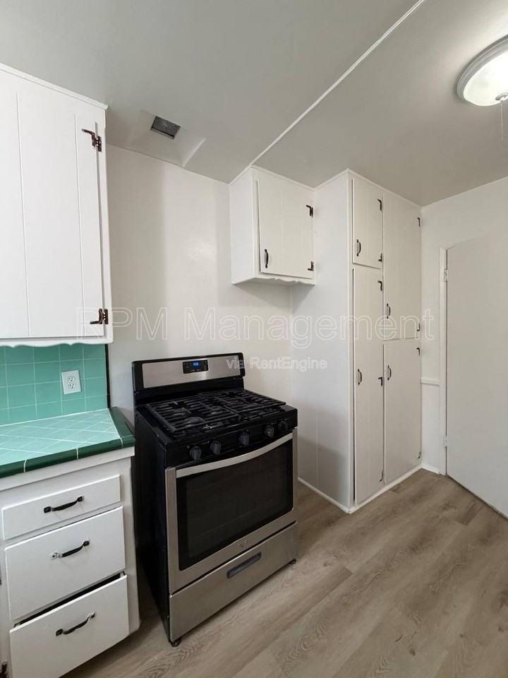 4800 Beverly Blvd #3 - Photo 4 of 7