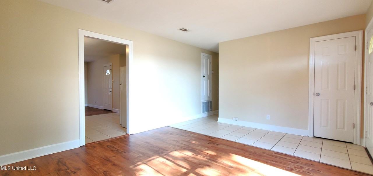 7001 Knollwood Dr - Photo 3 of 19