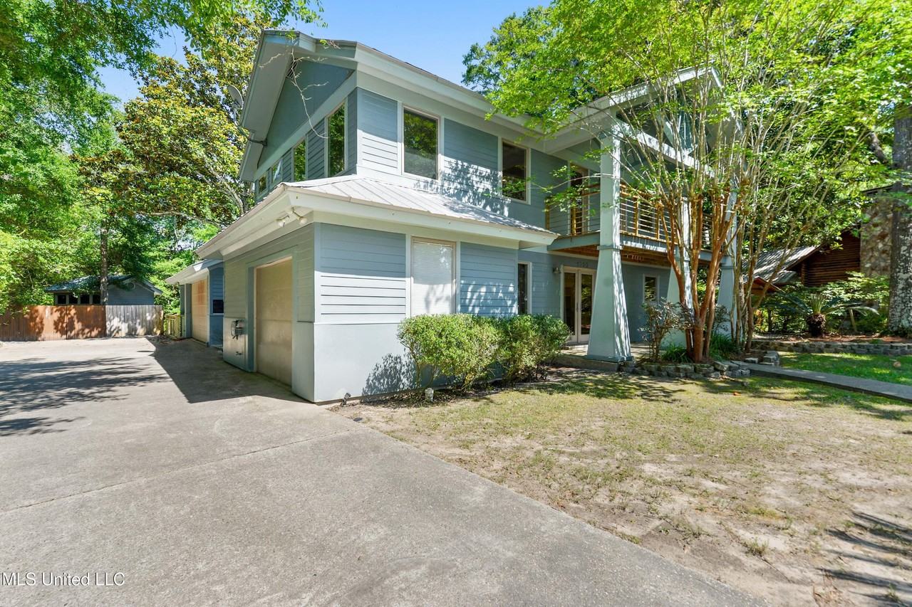 1220 Sunset Dr - Photo 2 of 40