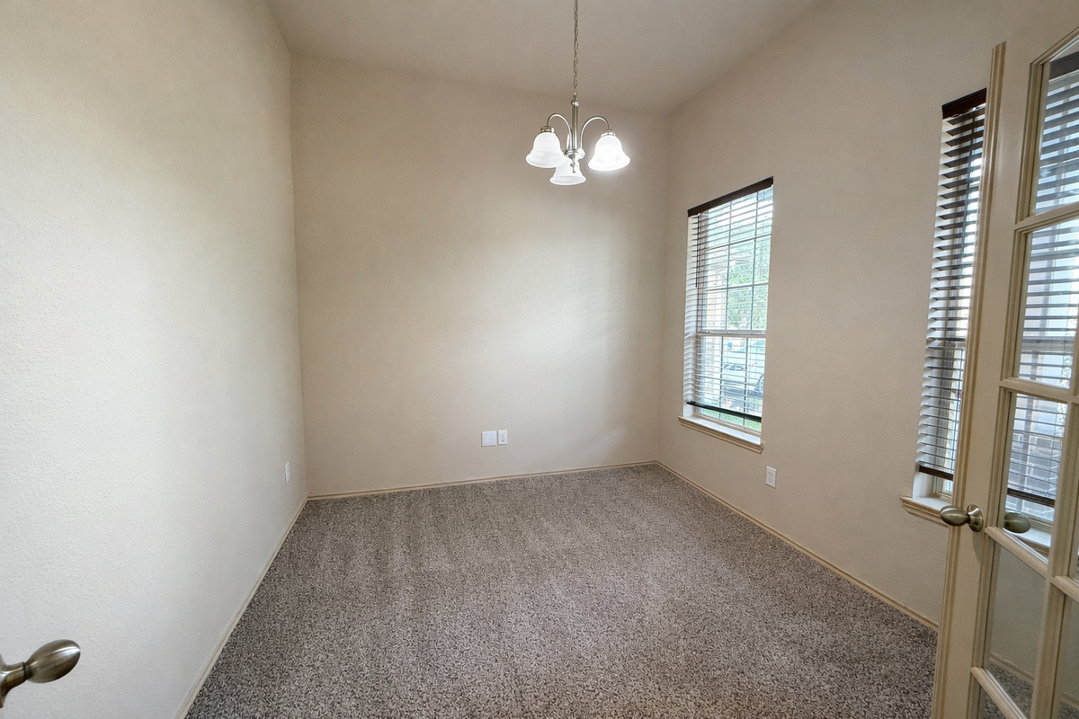 11922 Harristown Dr - Photo 4 of 33