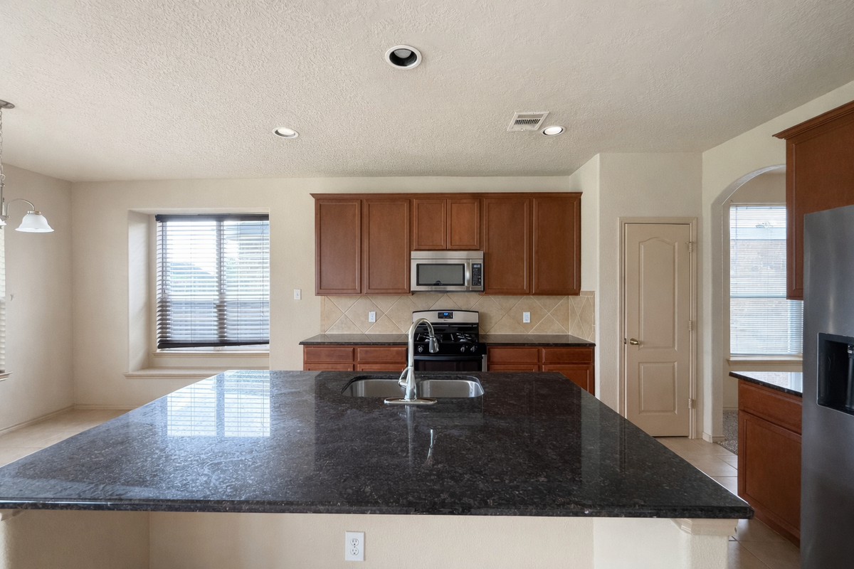 11922 Harristown Dr - Photo 5 of 33