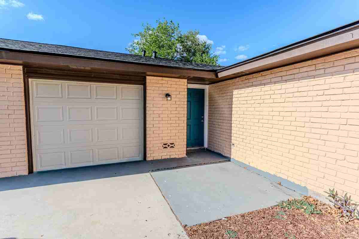 6915 Forest Meadow St - Photo 3 of 18