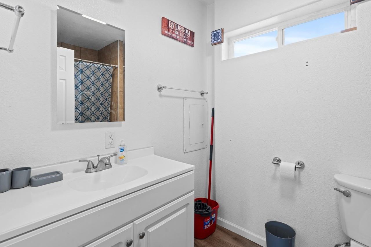 484 S Clarion Dr - Photo 5 of 9