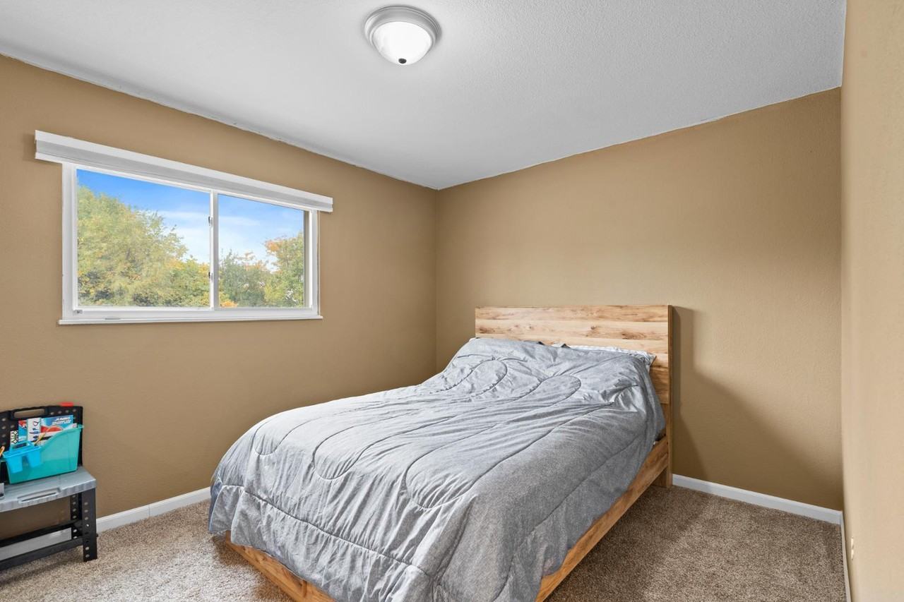 484 S Clarion Dr - Photo 6 of 9