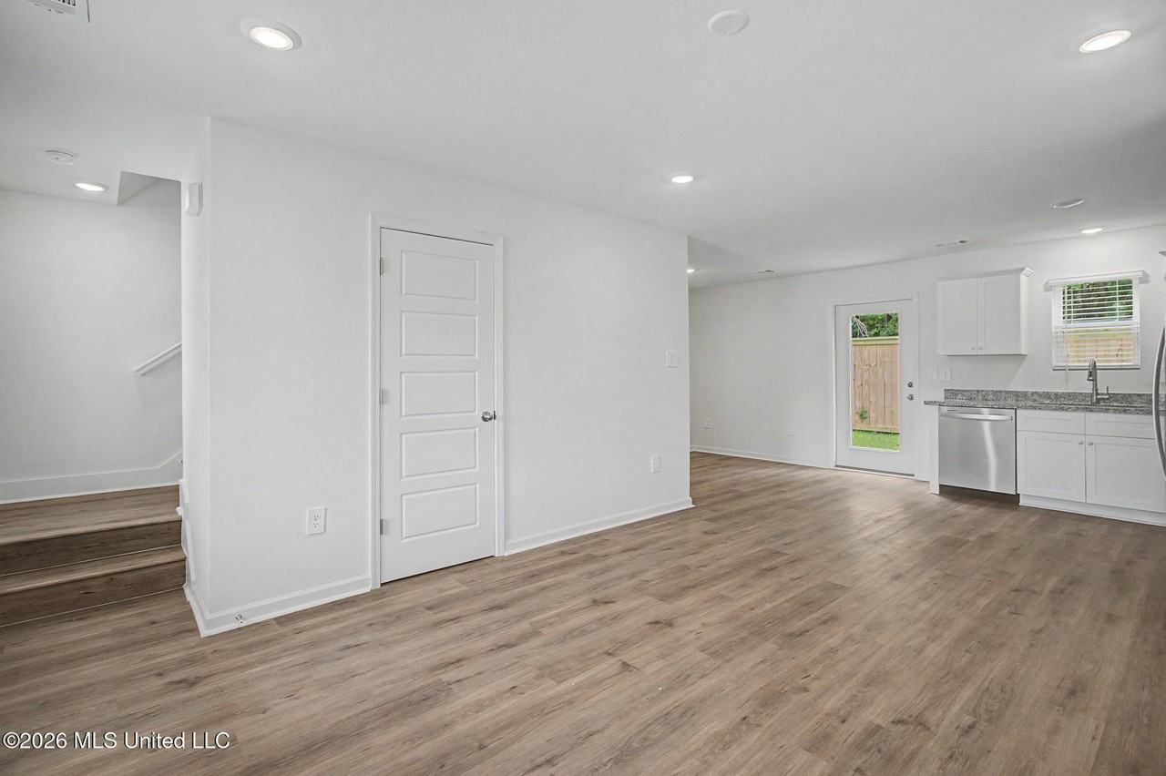 Hunters Glen Ln - Photo 5 of 10