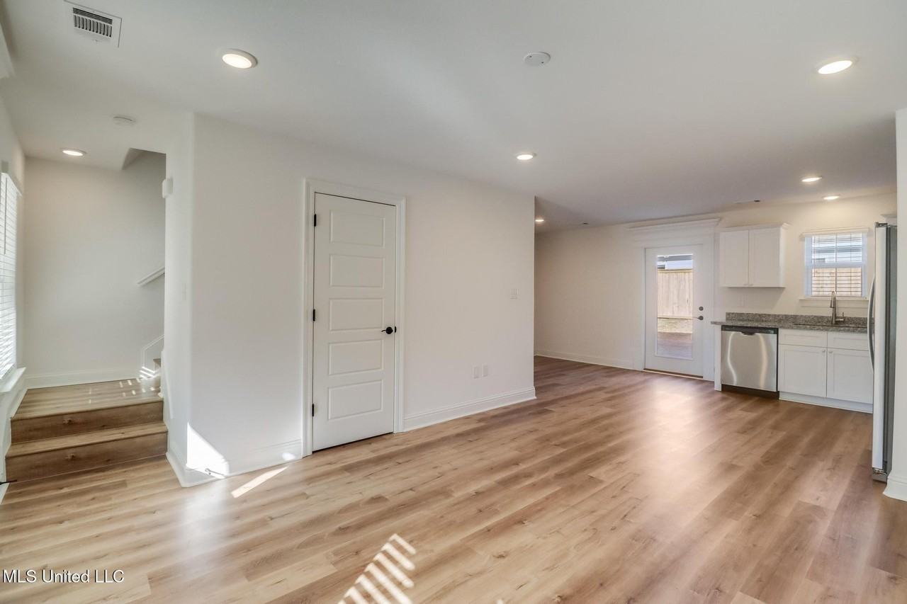 986 Waterford Ln - Photo 3 of 19