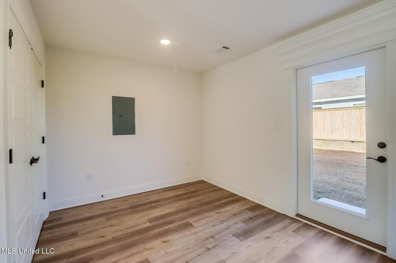 986 Waterford Ln - Photo 5 of 19