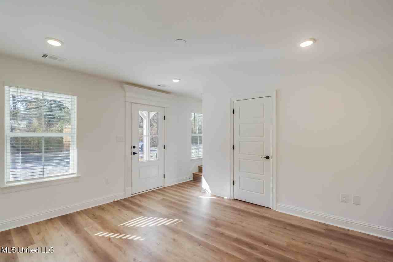 986 Waterford Ln - Photo 7 of 19
