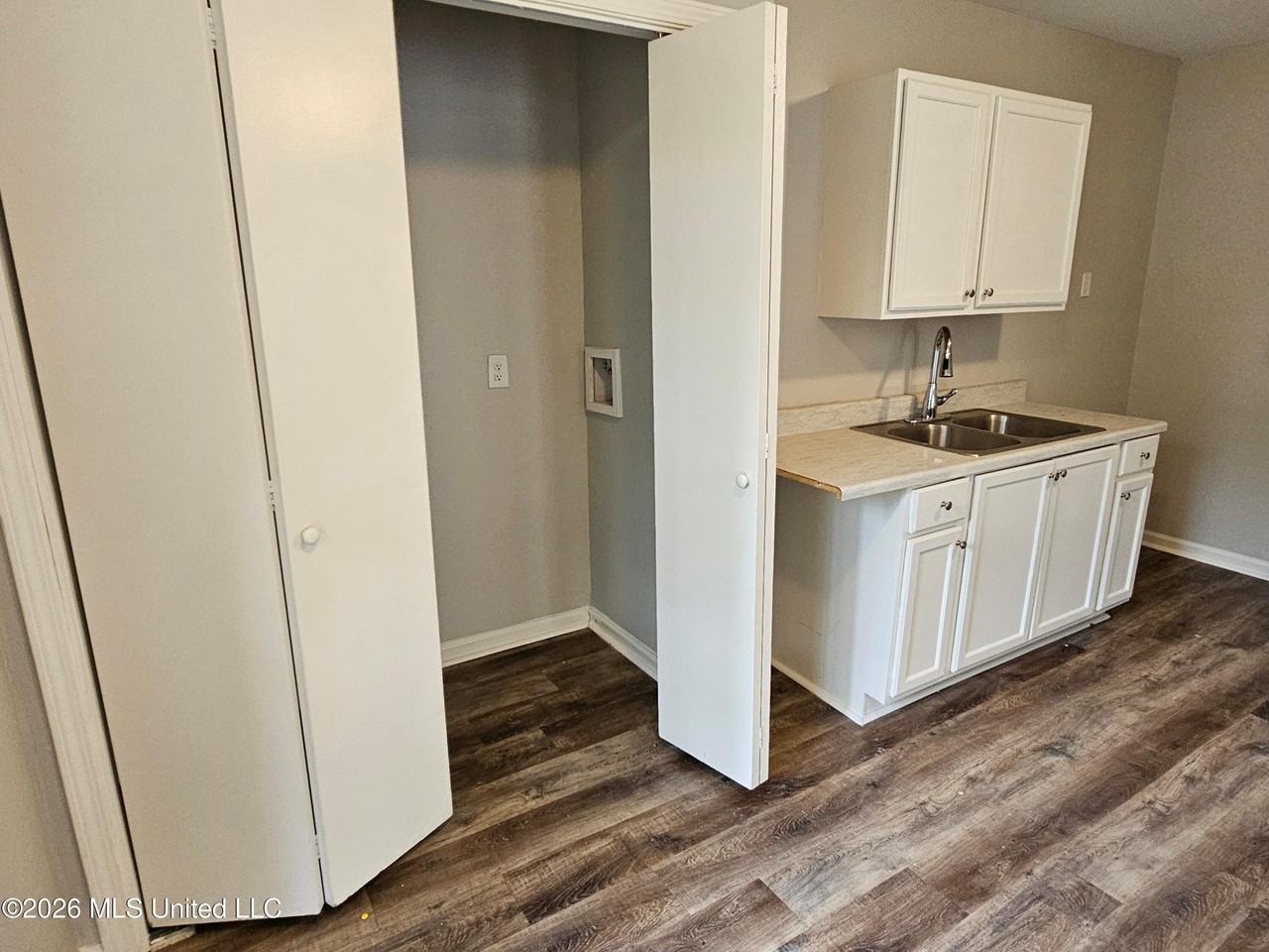 227 Lawrence Rd - Photo 4 of 11