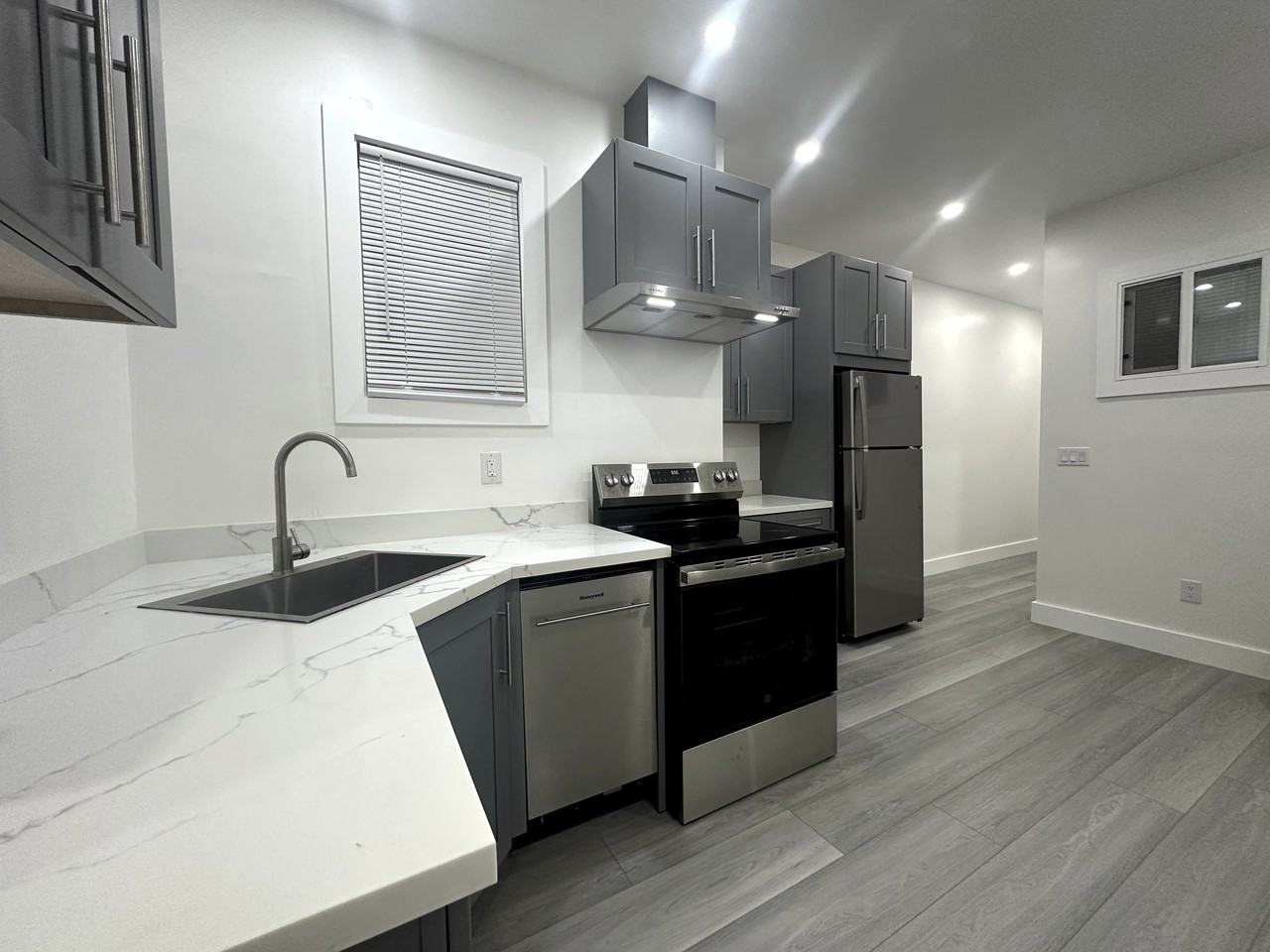 4430 California Street - Photo 2 of 10