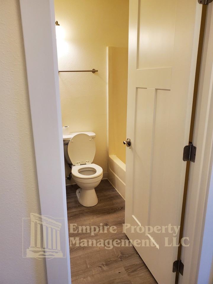 703 Kings Row - Photo 4 of 44