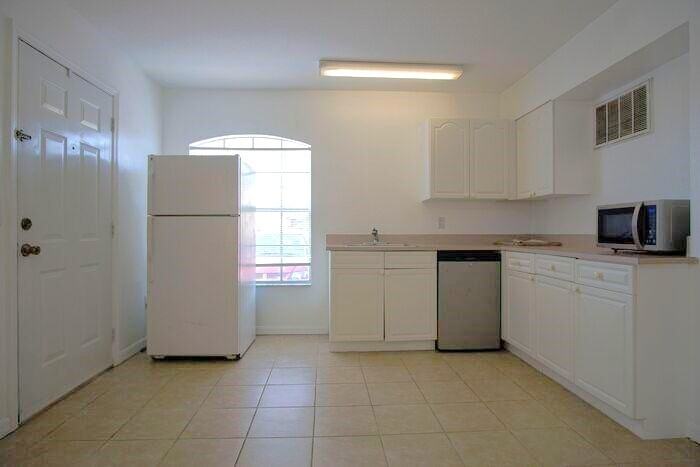 308 Australian Way #B - Photo 2 of 14
