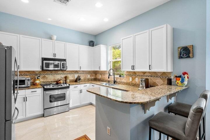 1875 Highland Grove Drive - Photo 5 of 8