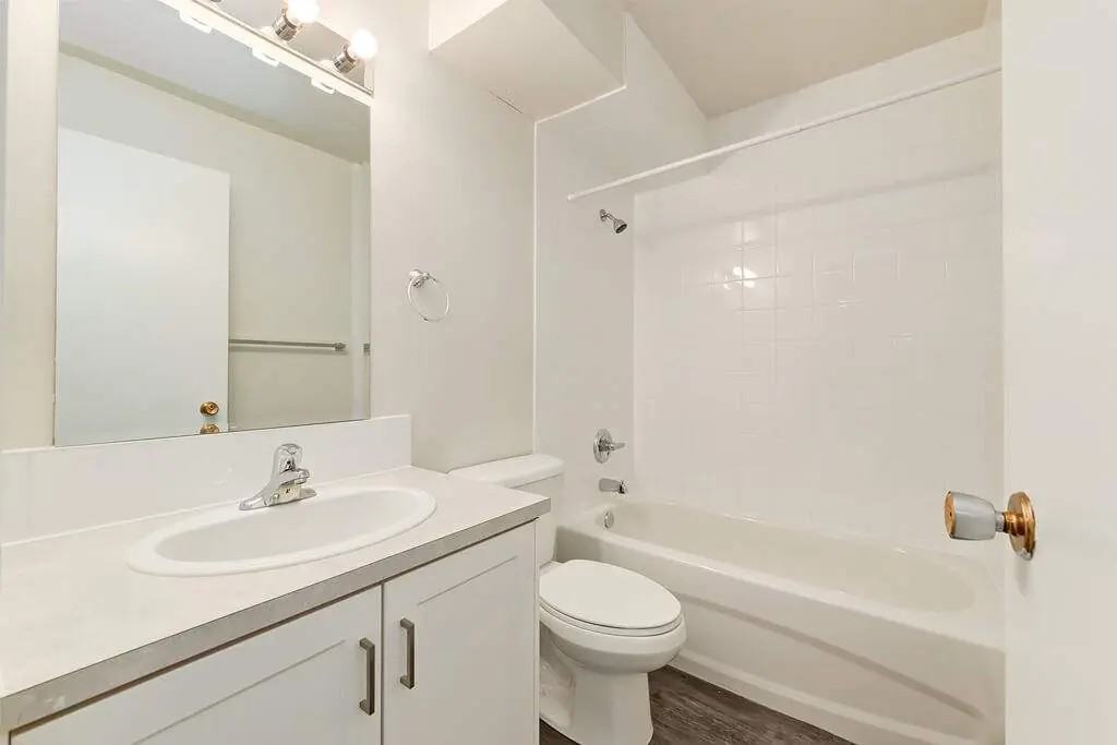 Viking Apartments - Photo 7 of 11