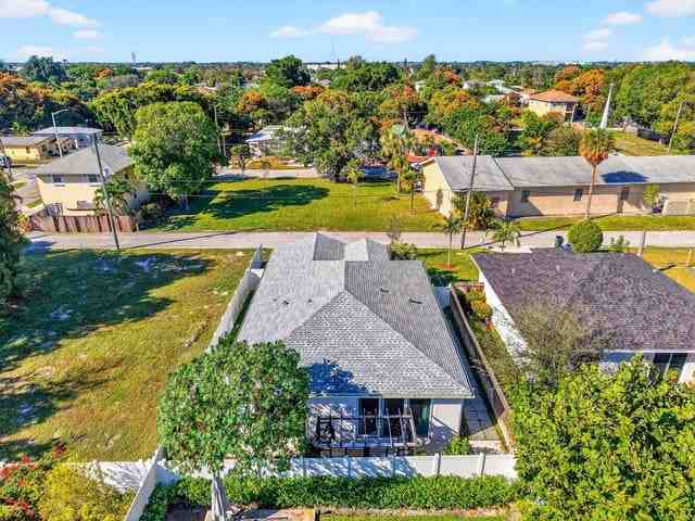 341 Oak alley - Photo 2 of 8