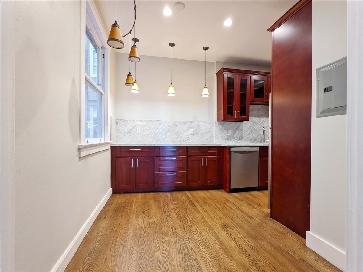 2030 Franklin St #202 - Photo 5 of 23