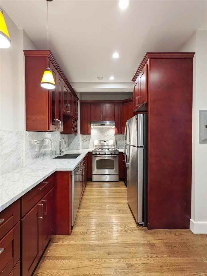 2030 Franklin St #202 - Photo 6 of 23