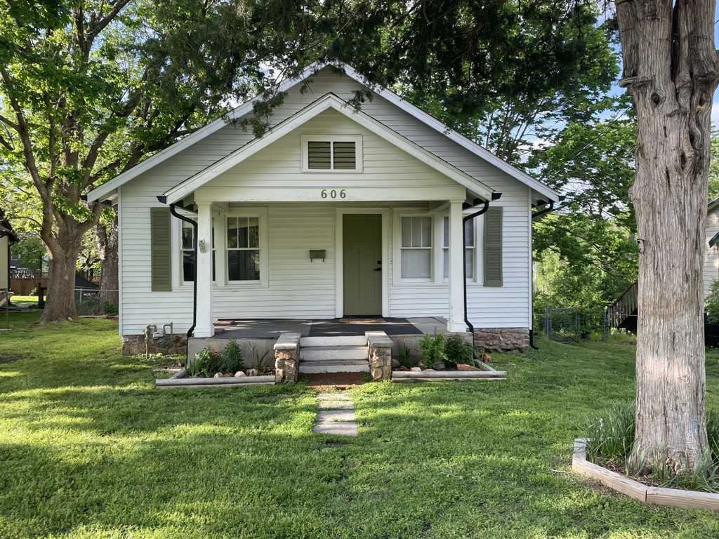 606 W Hill St - Photo 2 of 12