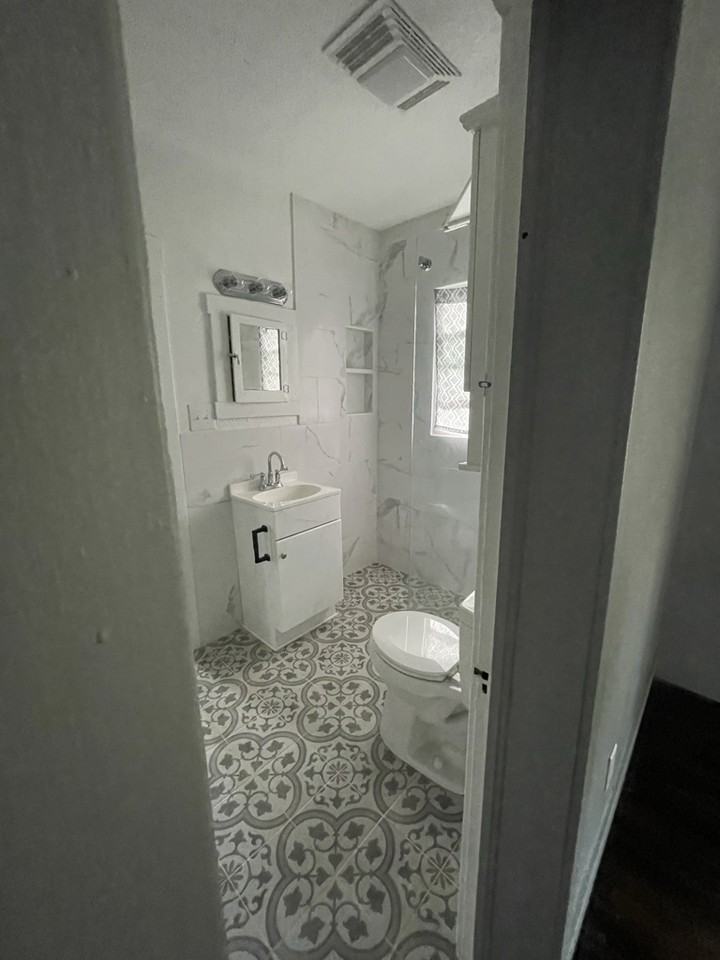 606 W Hill St - Photo 3 of 12