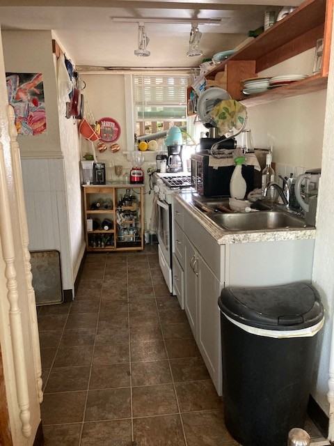 704 Spruce St #C - Photo 5 of 6