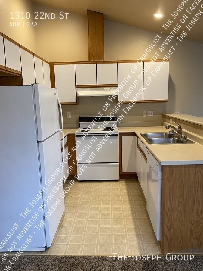 1310 22nd St - Photo 4 of 23