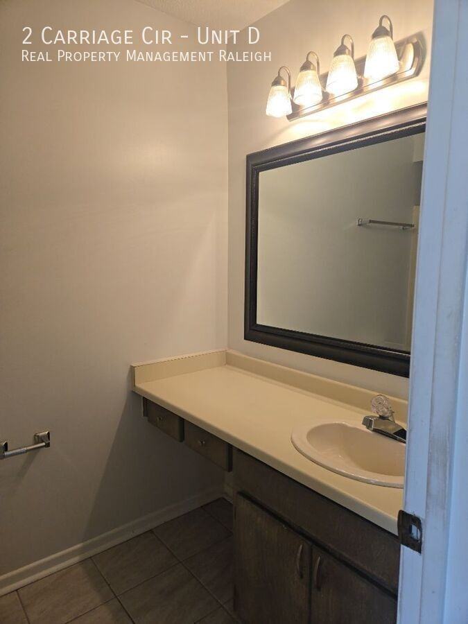 2 Carriage Cir #D - Photo 5 of 9