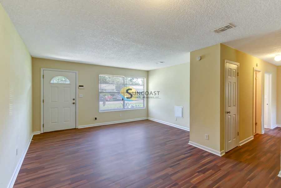 7438 Jade Dr N - Photo 6 of 23