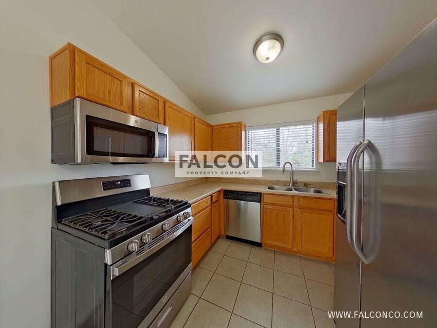 1910 Whitehorn Dr N - Photo 5 of 19