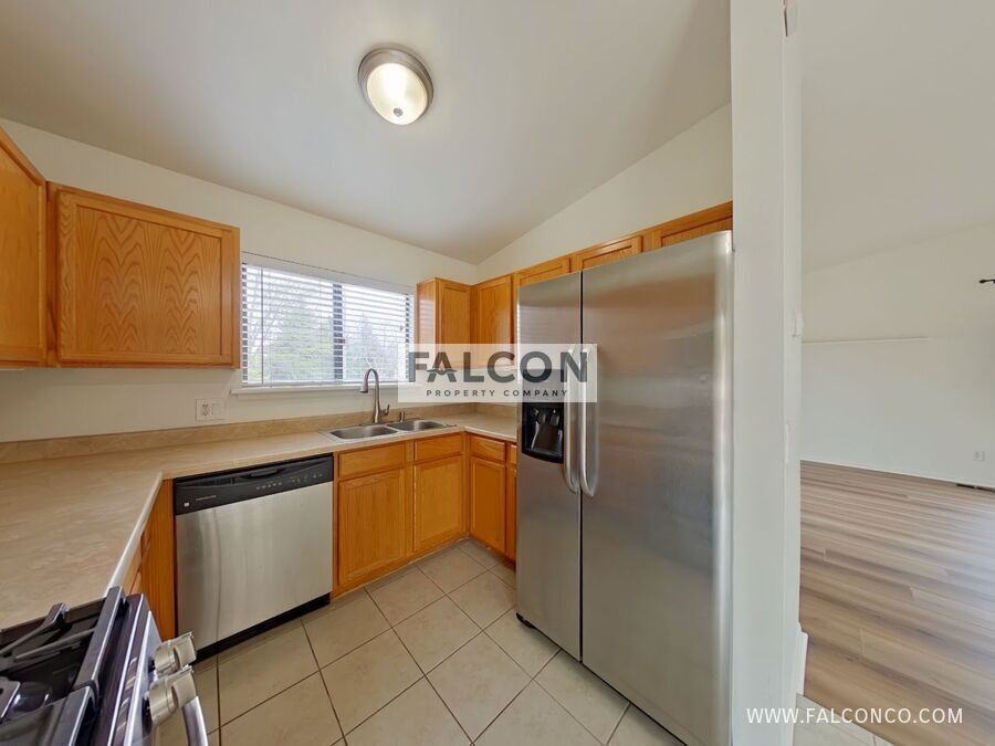 1910 Whitehorn Dr N - Photo 6 of 19