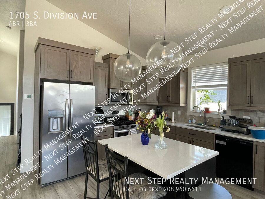 1705 S Division Ave - Photo 7 of 22