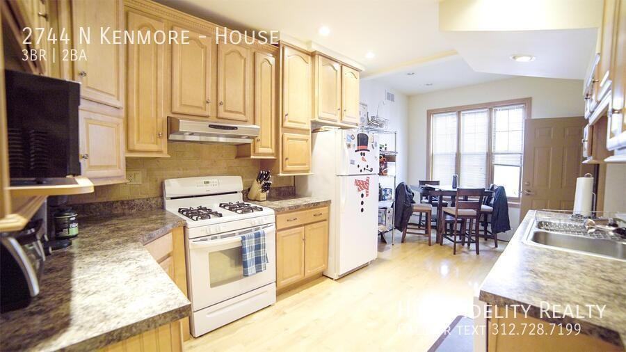 2744 N Kenmore Ave - Photo 3 of 10