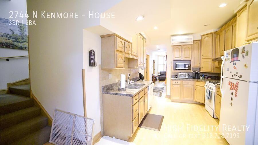 2744 N Kenmore Ave - Photo 4 of 10