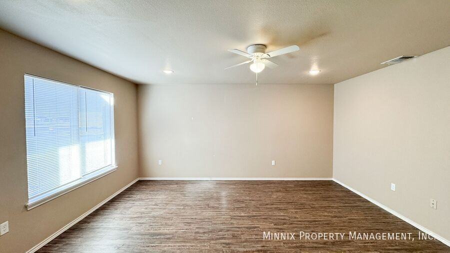 2406 N Avenue O - Photo 4 of 10