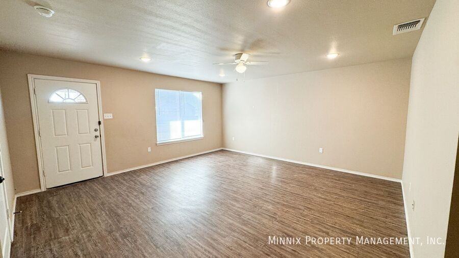 2406 N Avenue O - Photo 5 of 10