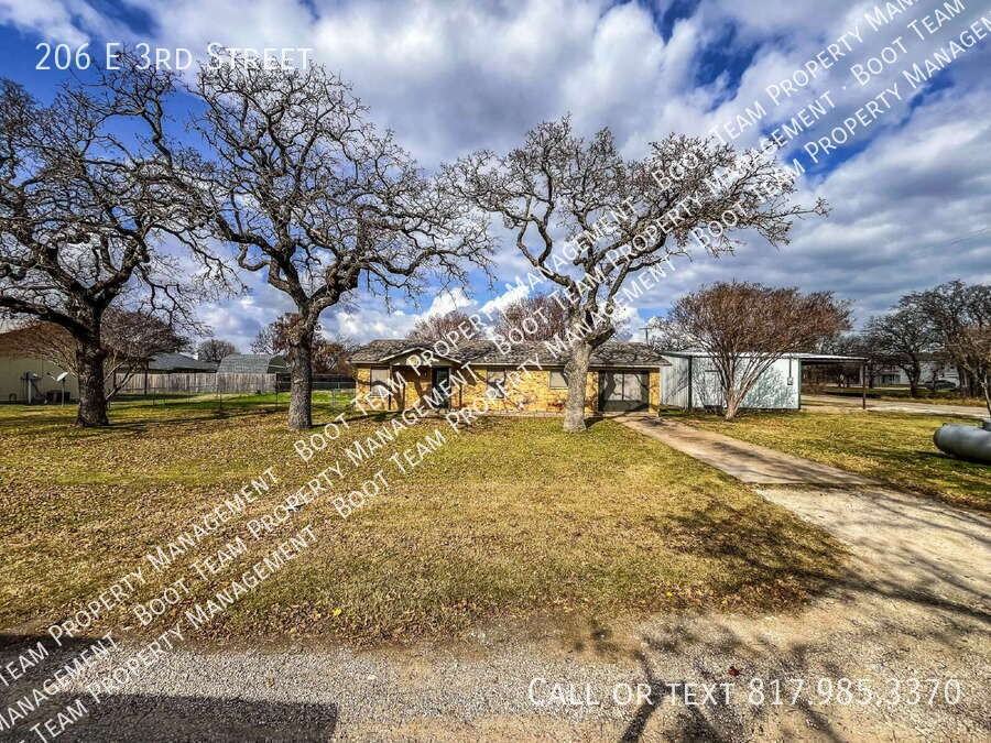 206 E 3rd St - Photo 2 of 21