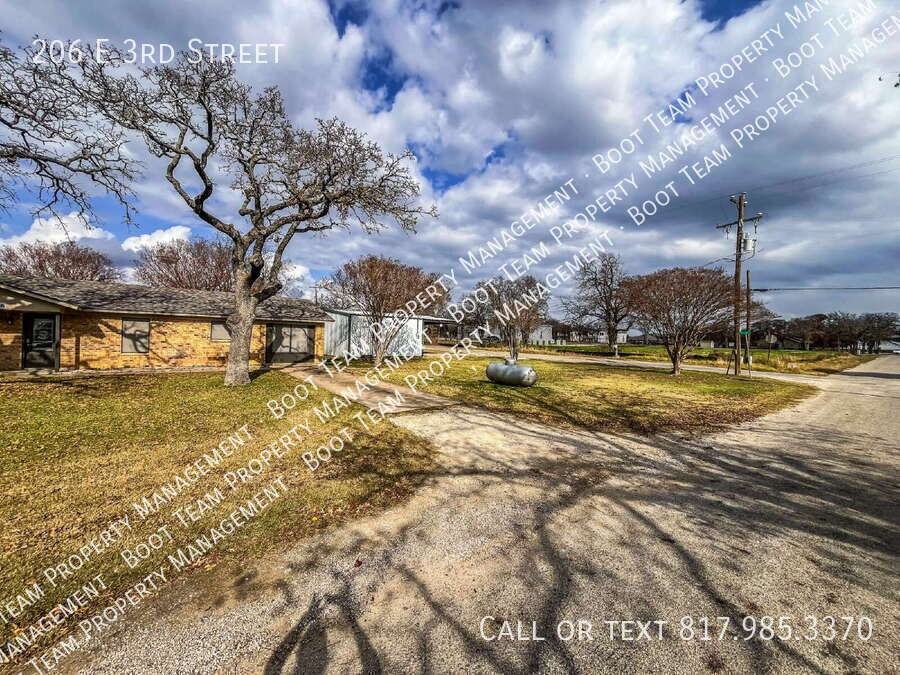 206 E 3rd St - Photo 3 of 21