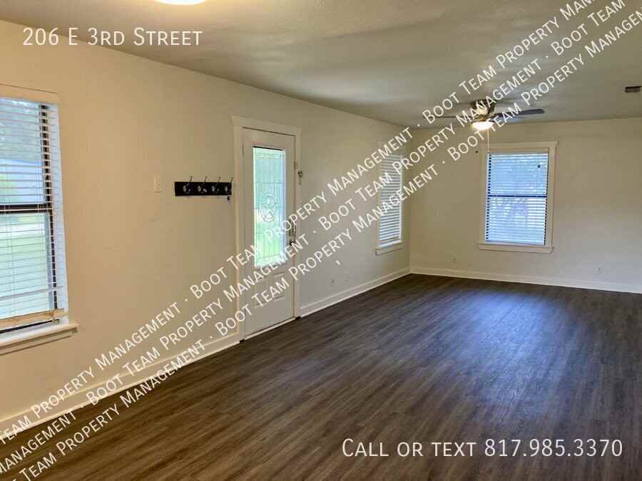 206 E 3rd St - Photo 5 of 21