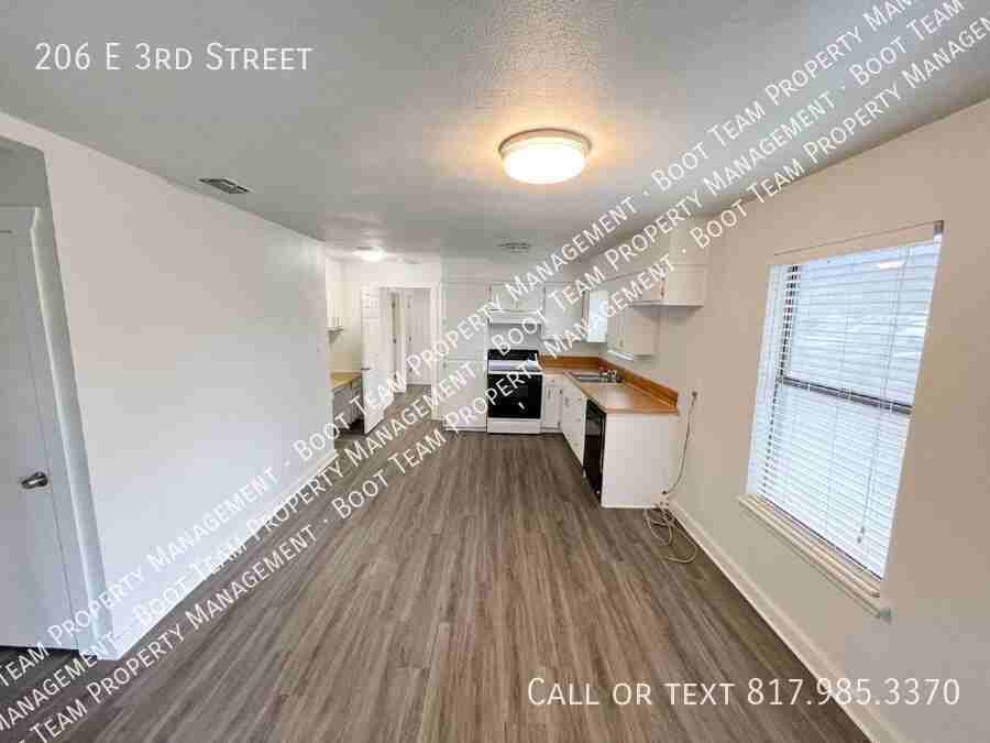 206 E 3rd St - Photo 7 of 21