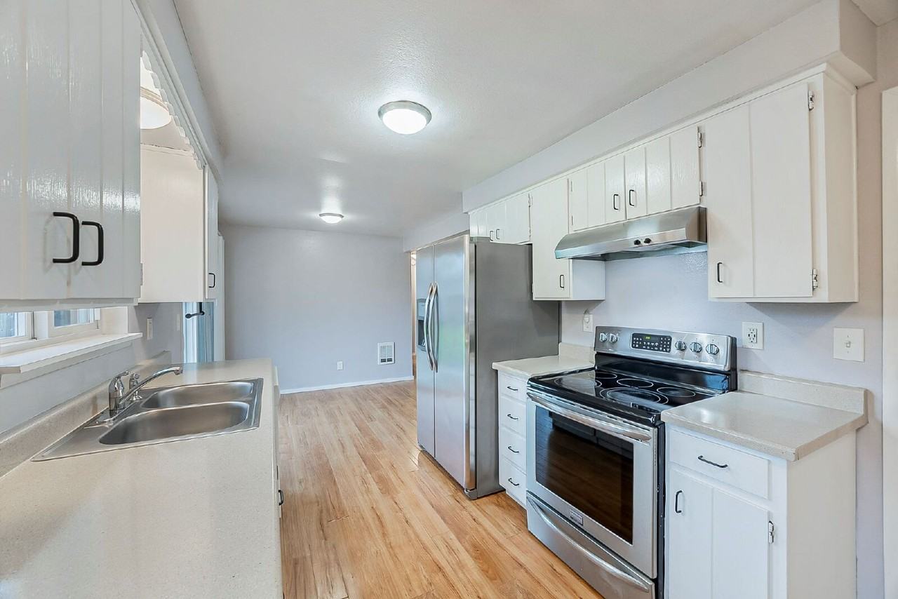 9513 152nd St E - Photo 6 of 14