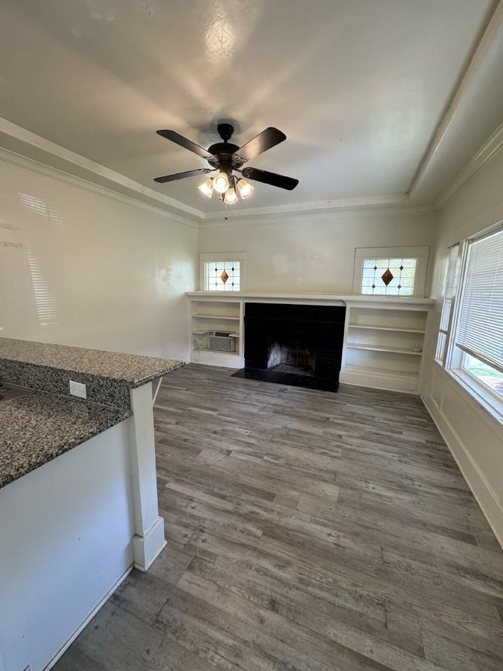 1007 W 18th St - Photo 4 of 8