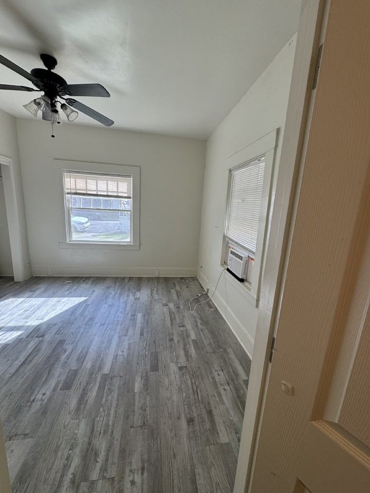 1007 W 18th St - Photo 5 of 8