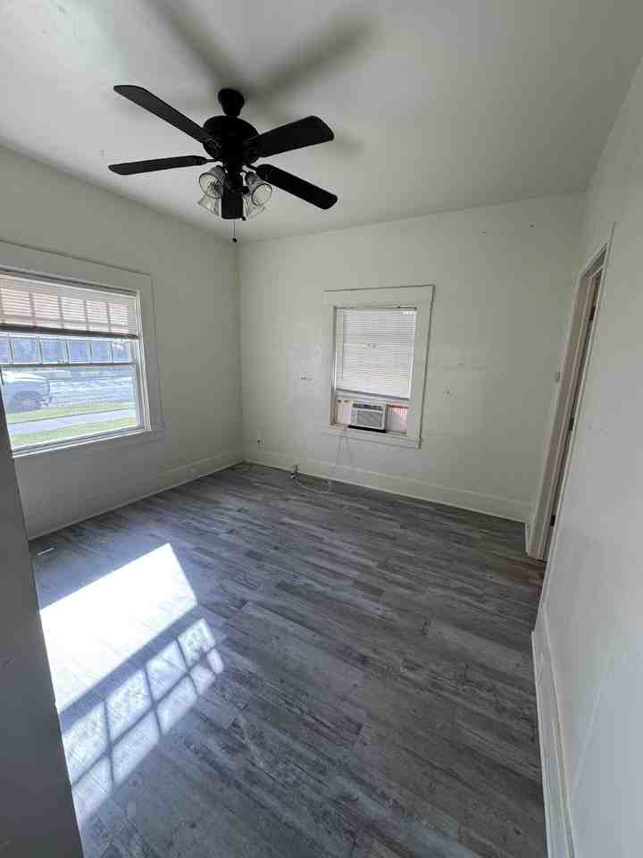 1007 W 18th St - Photo 6 of 8