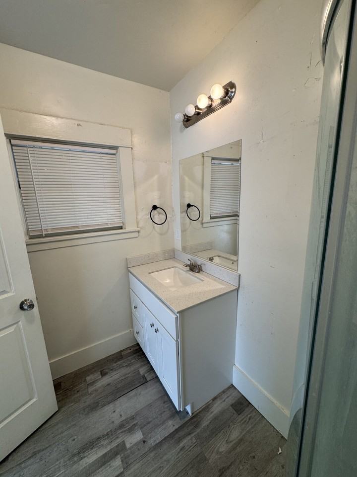1007 W 18th St - Photo 7 of 8