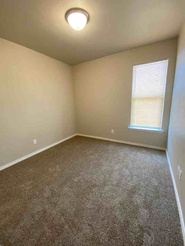 7002 12th St - Photo 5 of 11