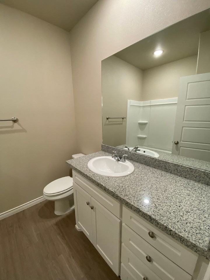 7002 12th St - Photo 6 of 11