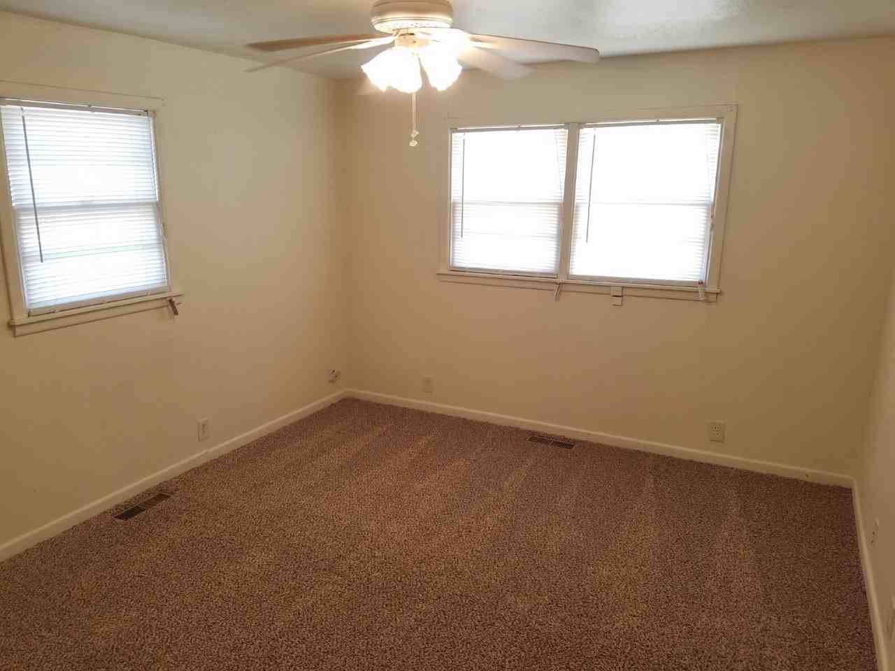 2702 22nd St - Photo 4 of 9