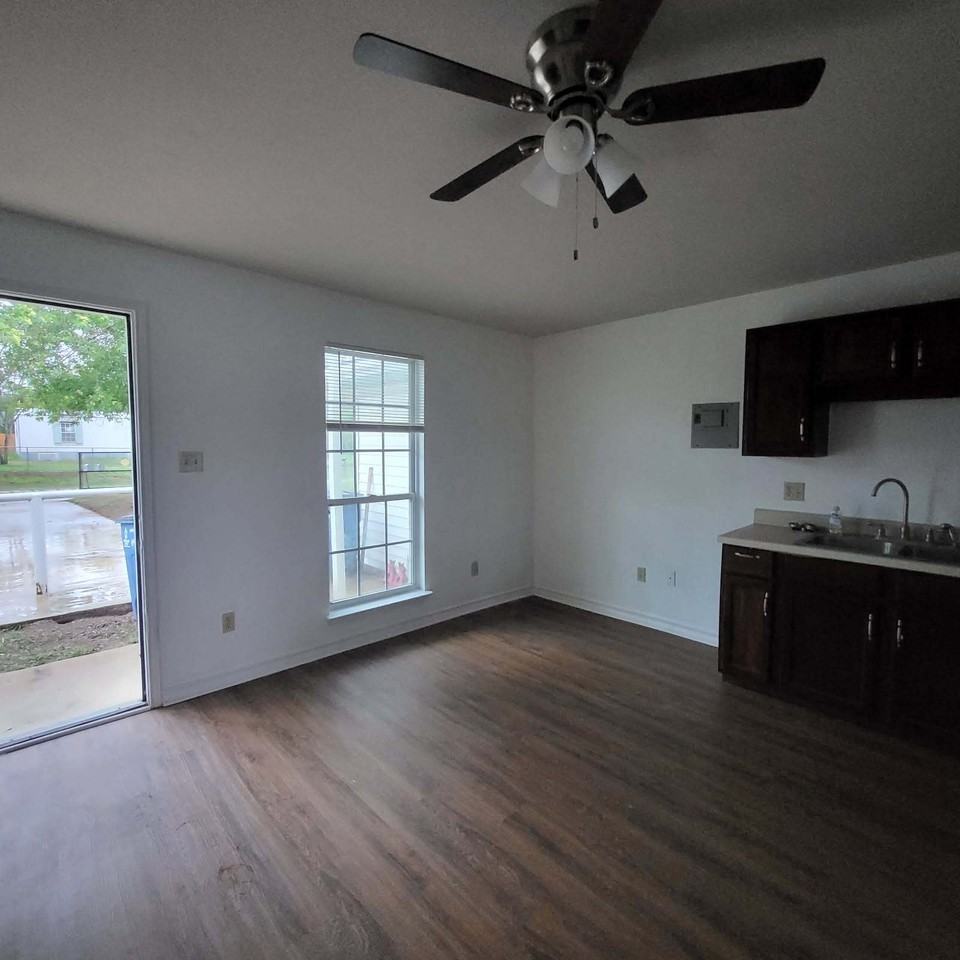 702 8th St - Photo 2 of 7