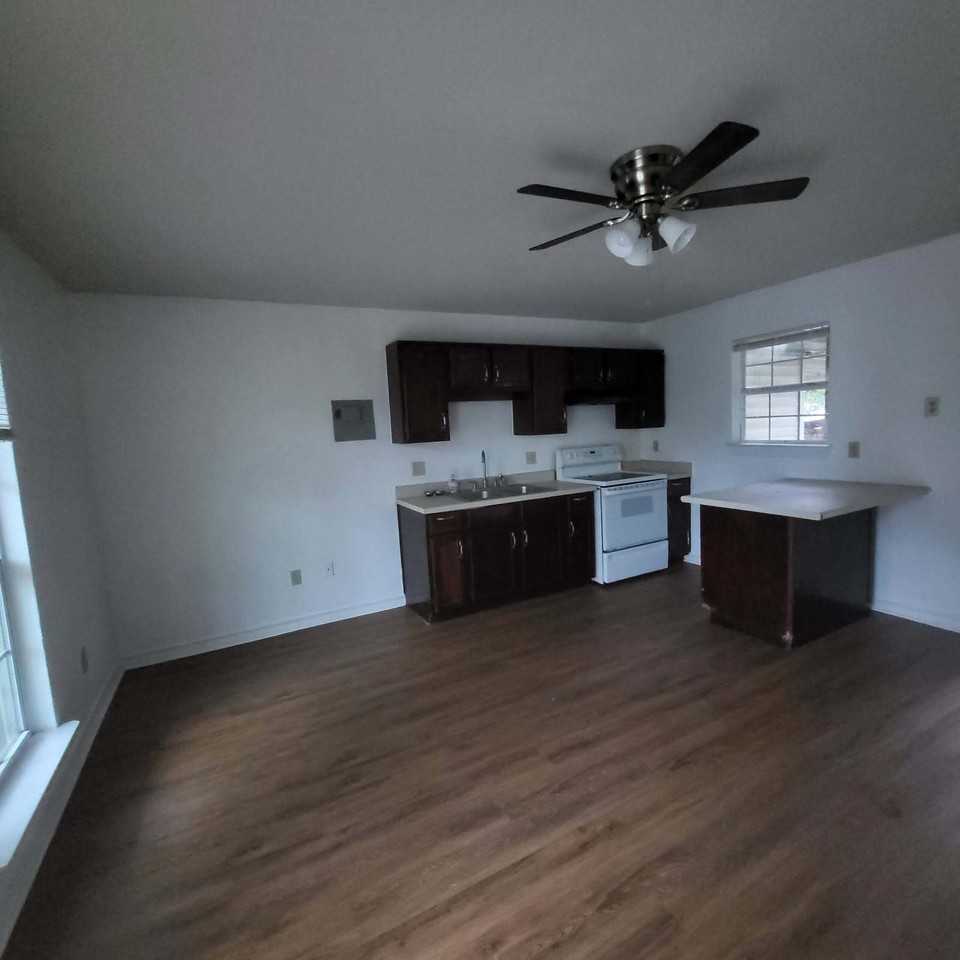 702 8th St - Photo 3 of 7