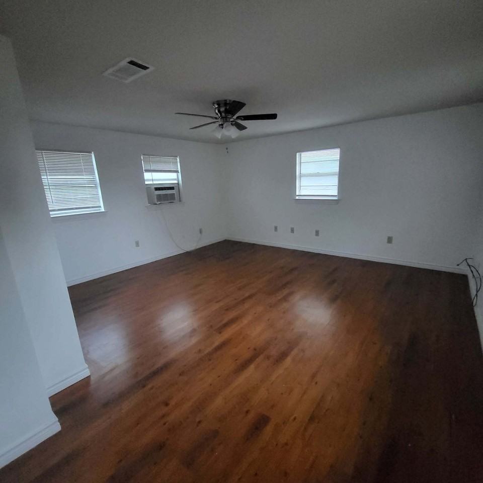 702 8th St - Photo 4 of 7
