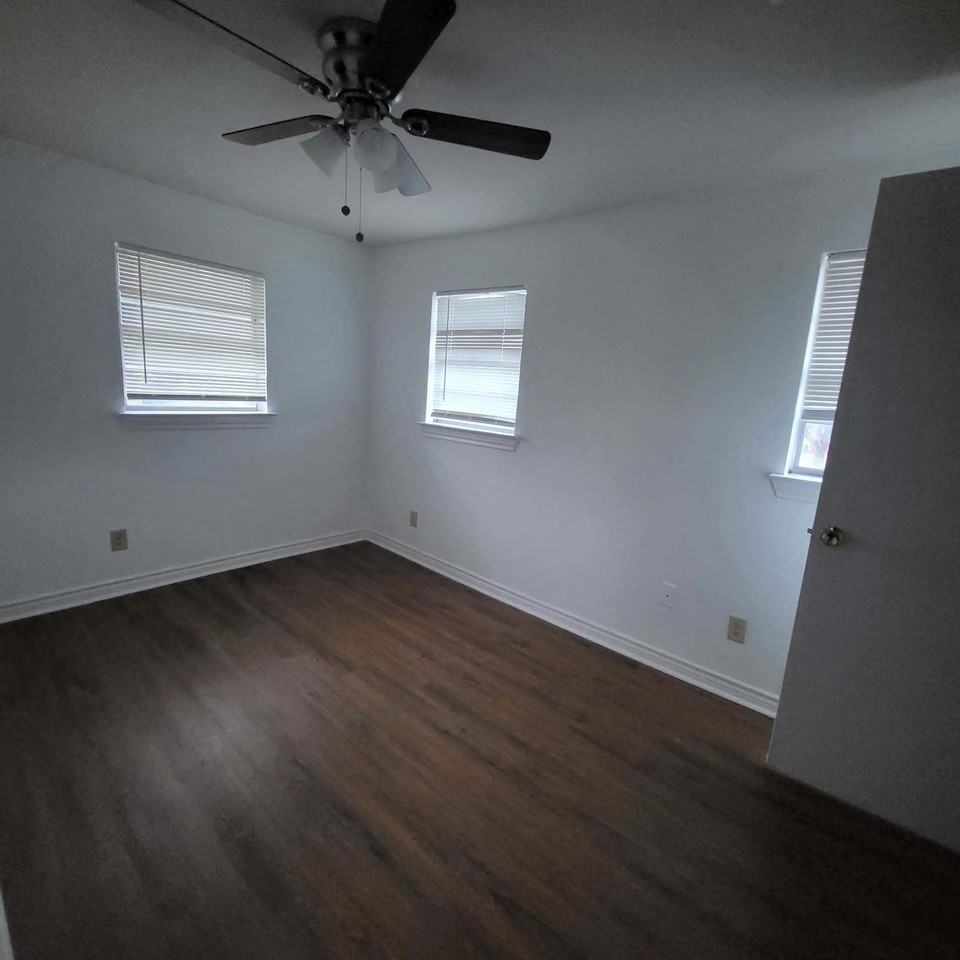 702 8th St - Photo 5 of 7